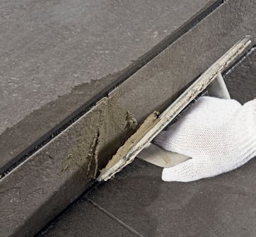 Fliser inngangsparti ute: Opptrinnene fuges med lys fugemasse Fliser inngangsparti ute: Opptrinnene fuges med lys fugemasse